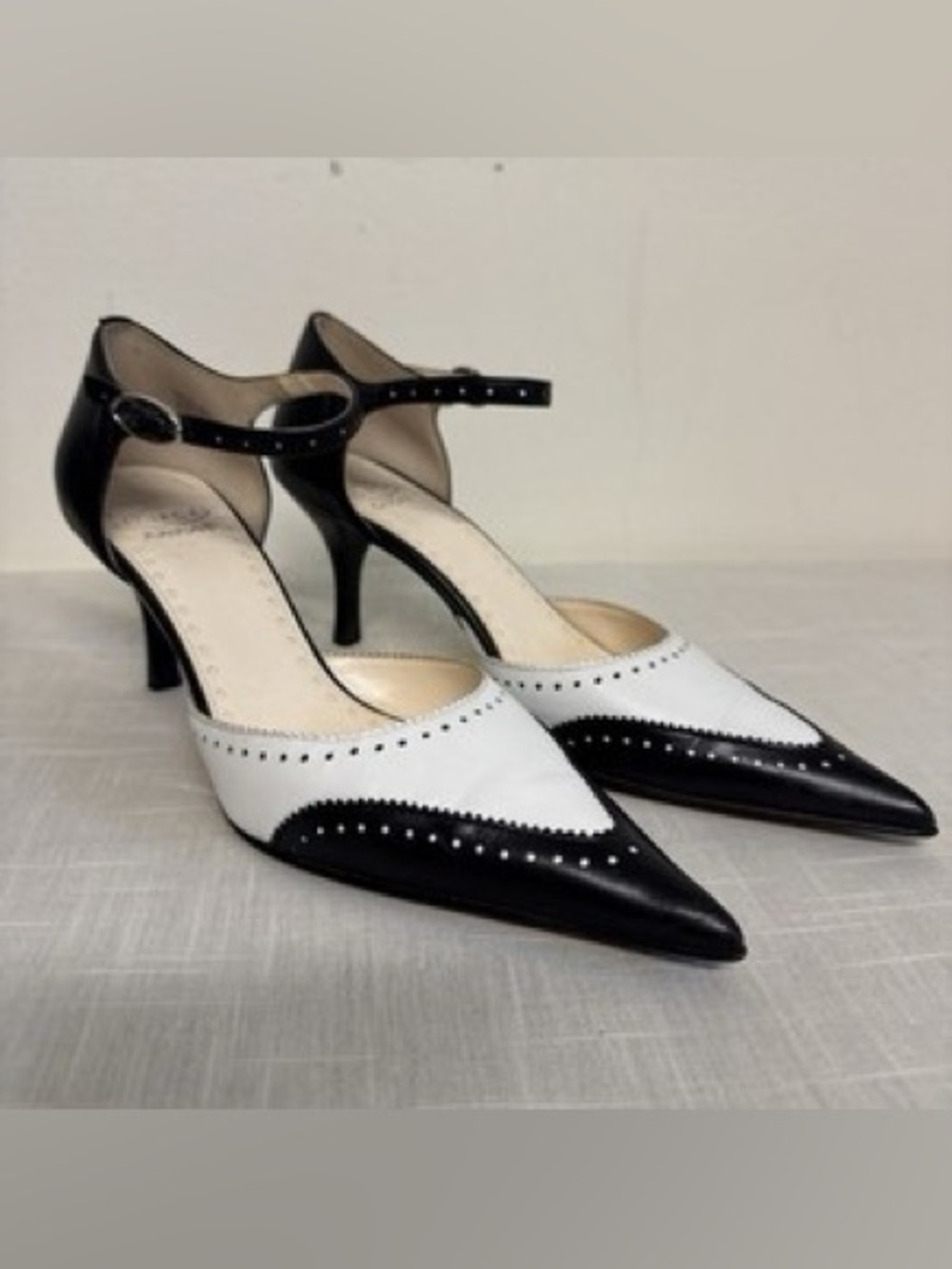 Vintage Circa Joan & David black-and-white leather spectator pumps- point toe